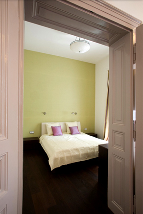 Fotografie ložnice po provedené rekonstrukci bytu, také v Praze